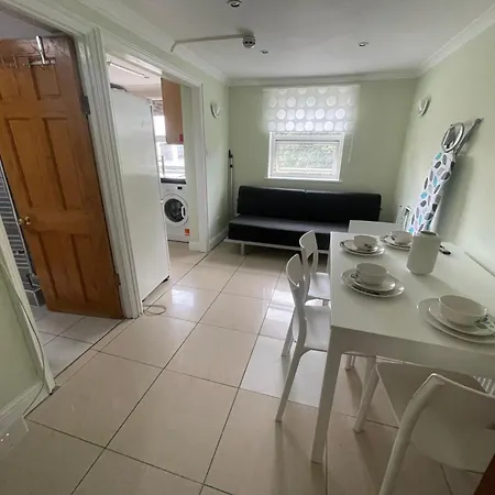 Entire 3 Bedroom Home - Minutes To Emirates Stadium! London Exterior photo